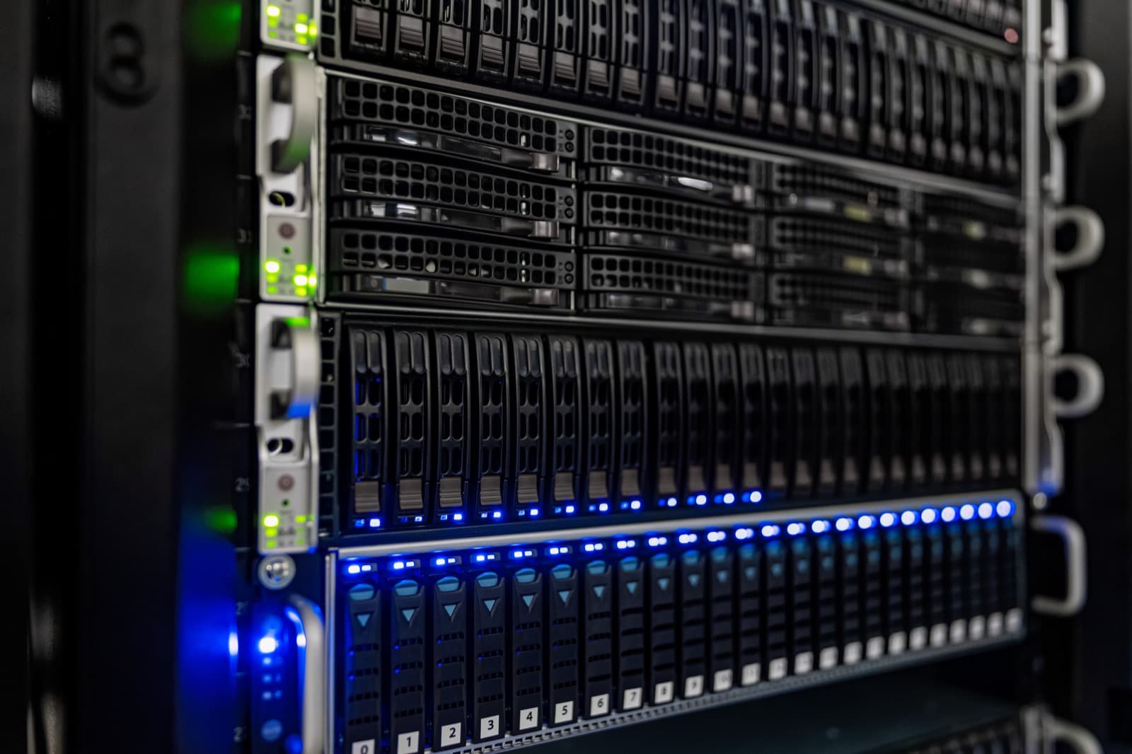 Dãy tủ rack máy chủ trong phòng máy doanh nghiệp