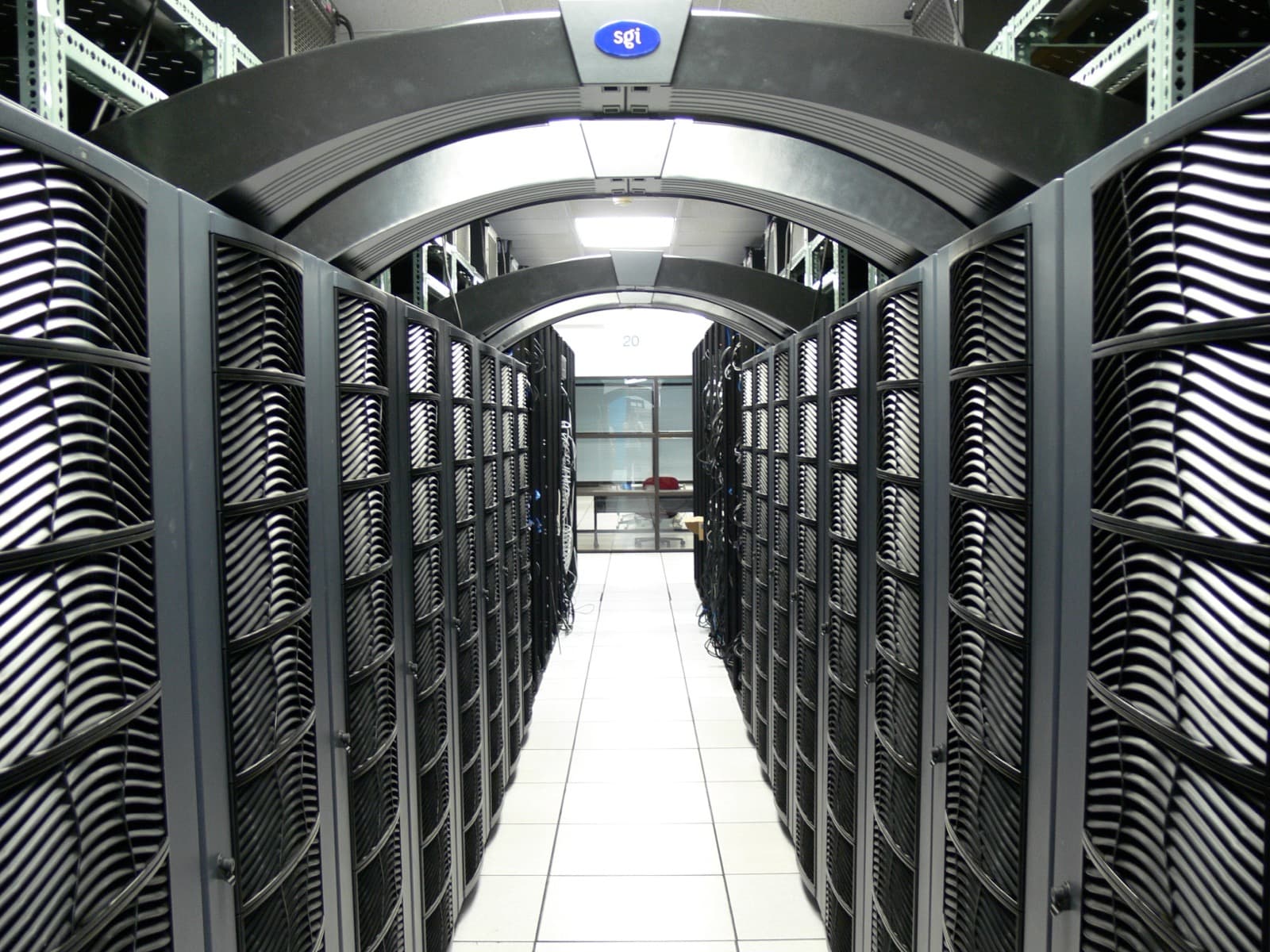 Hàng tủ rack máy chủ trong một trung tâm dữ liệu