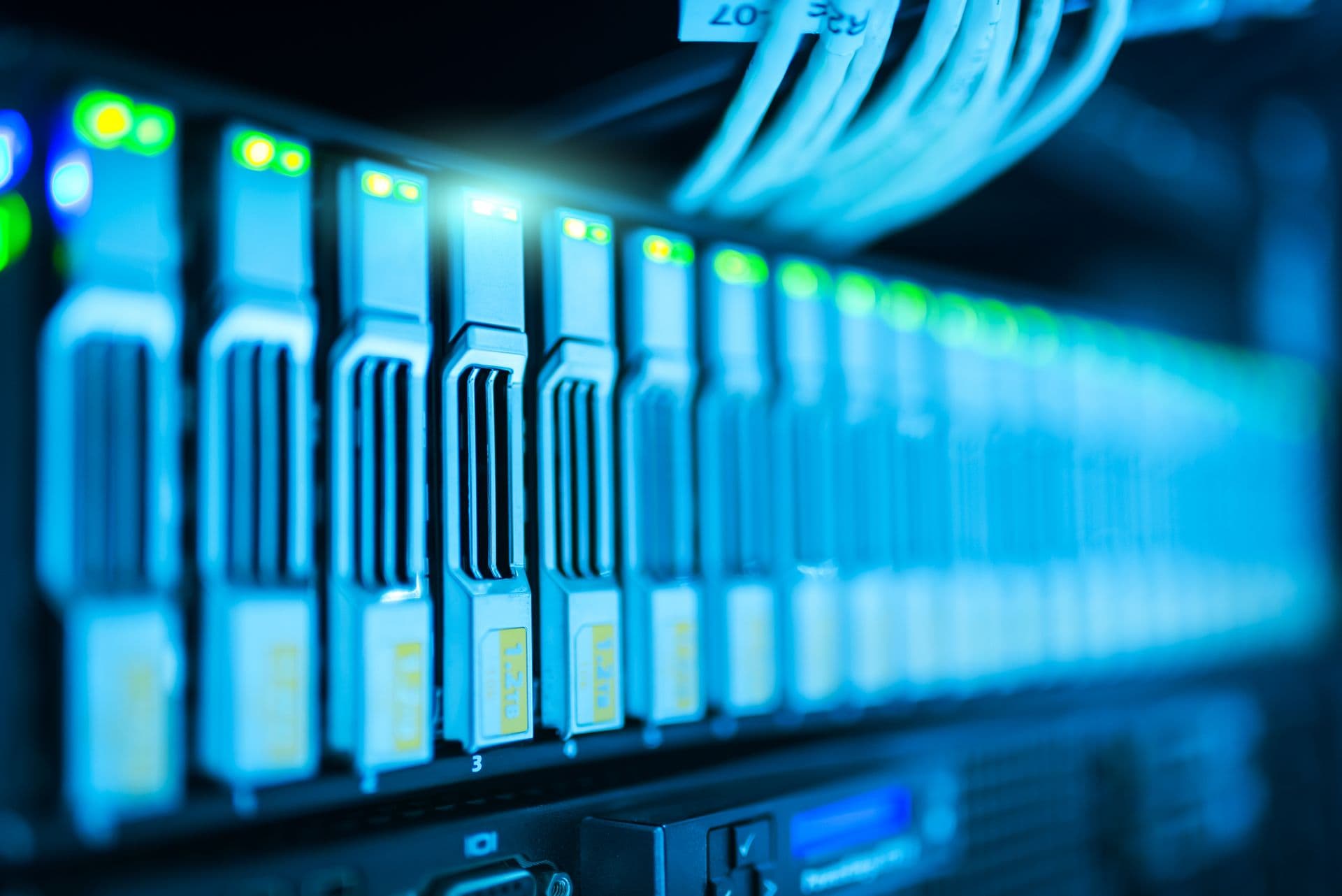 Dàn máy chủ trong trung tâm dữ liệu — hạ tầng phơi ra Internet cần được đưa vào inventory